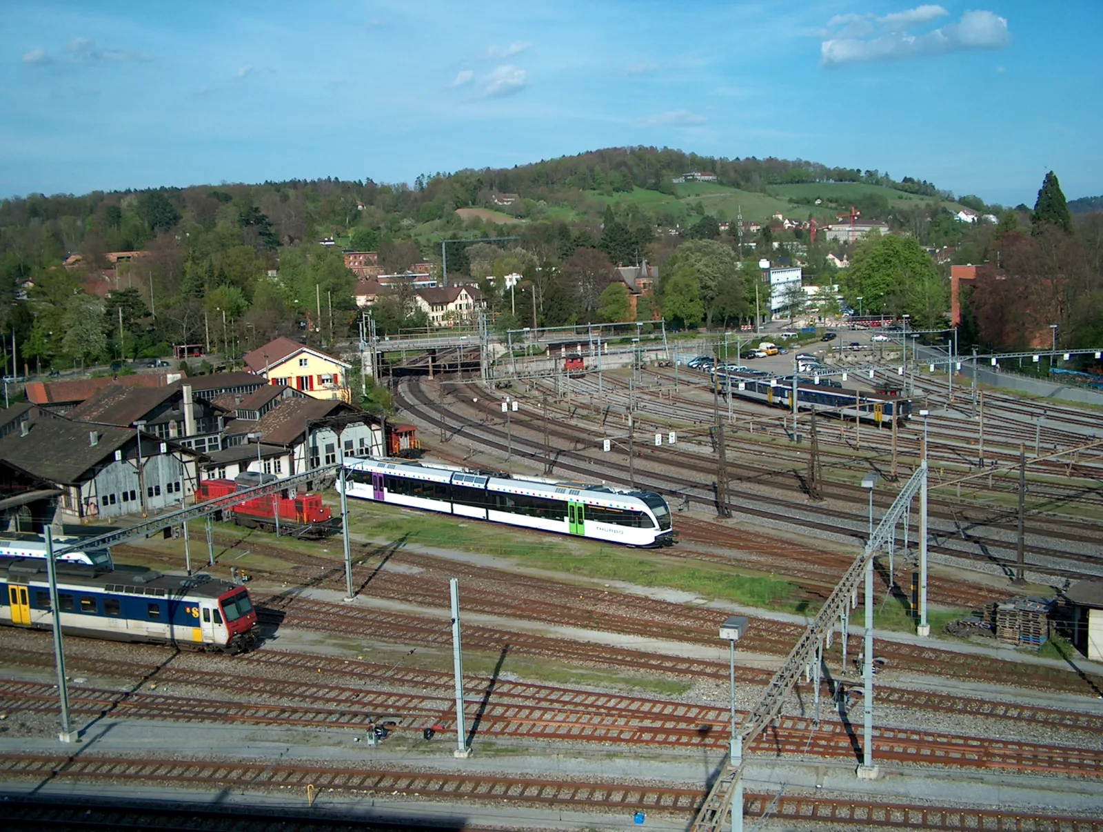 Anflug – Gleisfeld mit Regionalzug
