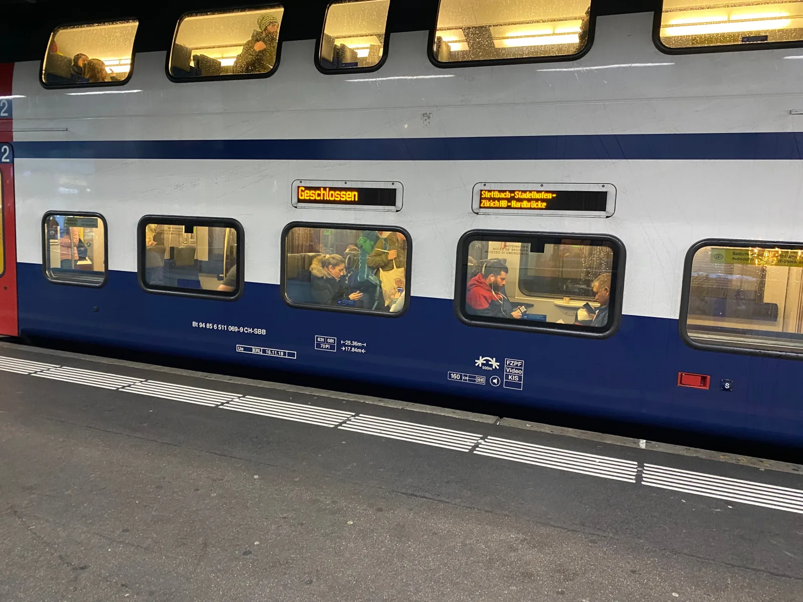 Anflug – Perron, Doppelstockzug